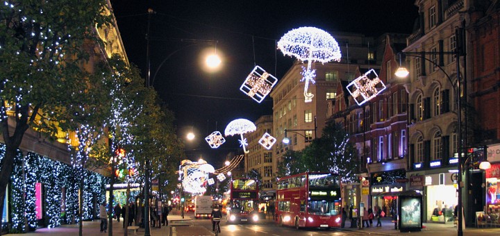Рождественские декорации на Оксфорд-стрит в Лондоне