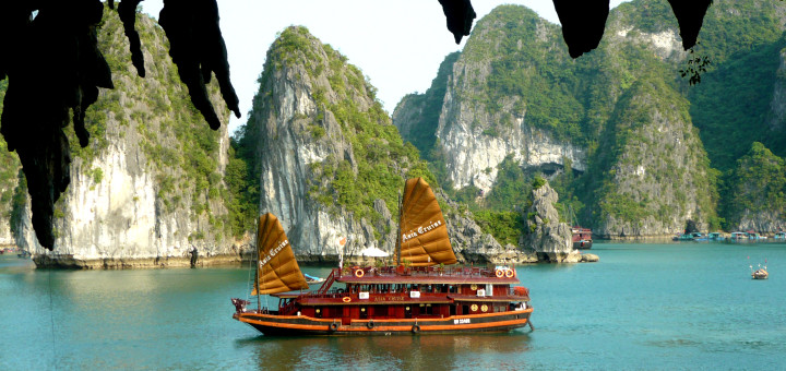 Бухта Халонг (Vịnh Hạ Long, Halong Bay), Вьетнам. Фото Www.wikipedia.org