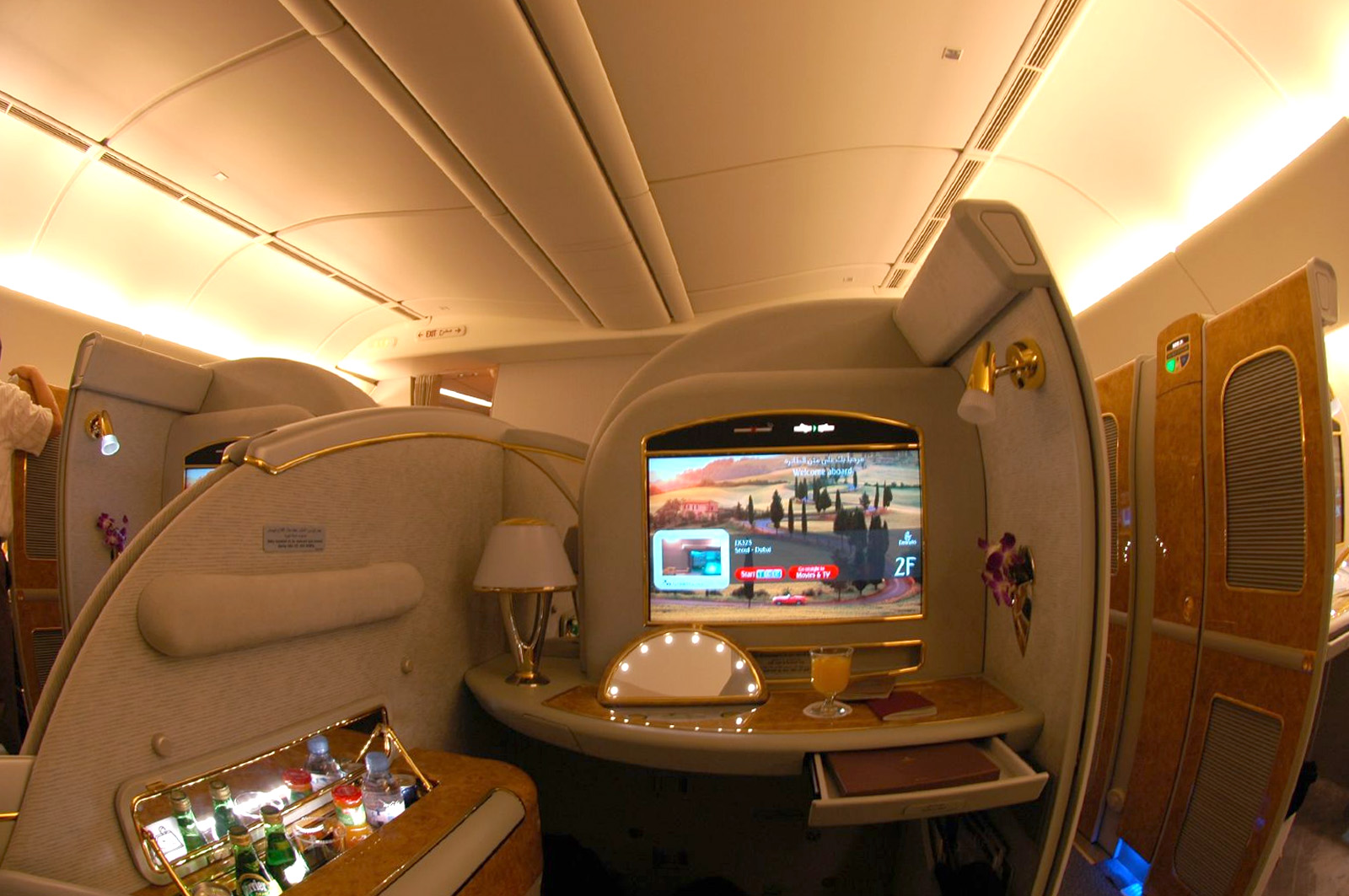 First class airlines. Первый класс Боинг 777 Эмирейтс. Бизнес класс Эмирейтс Боинг 777. Боинг 777 Эмирейтс салон. Boeing 777 Emirates первый класс.